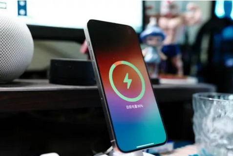 长安苹果15换屏服务分享用什么充电器给iPhone15充电更好 